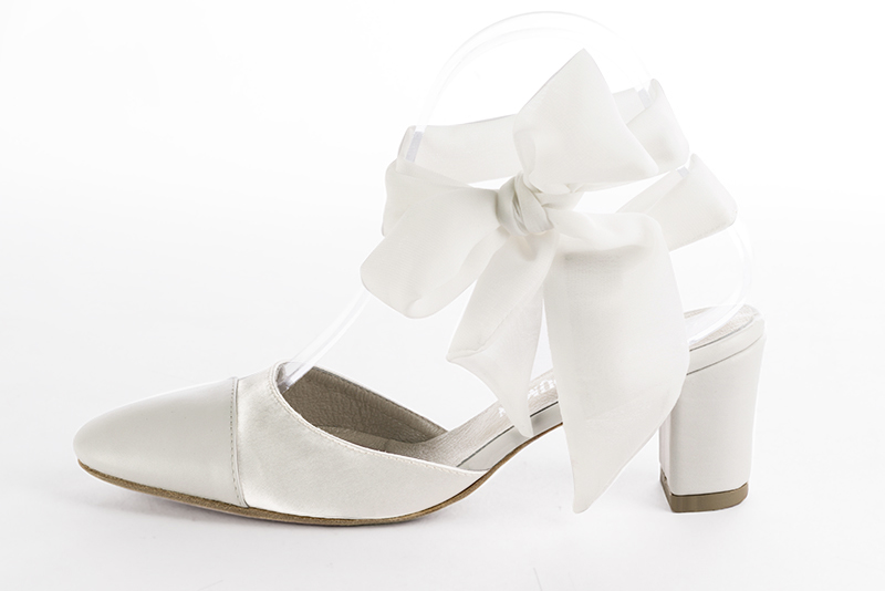 Off white women's open back shoes, with an ankle scarf. Round toe. Medium block heels. Profile view - Florence KOOIJMAN